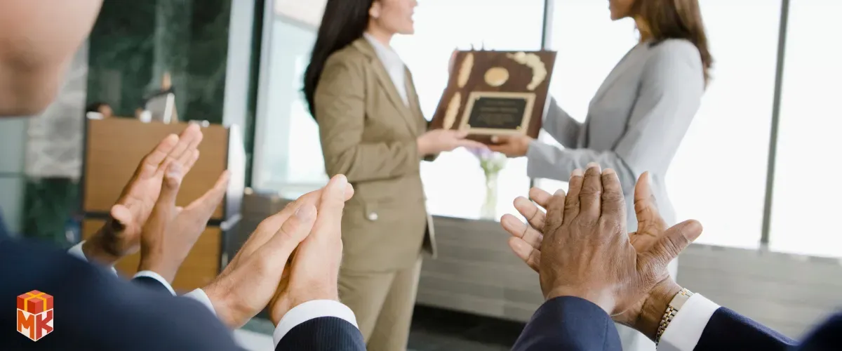  تابلو یادگاری یا پلاک رومیزی با نام استاد