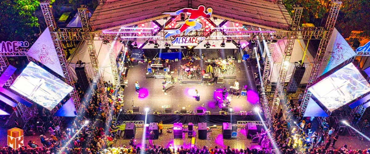 بلیت کنسرت یا بازی ورزشی برای پسر 22 ساله