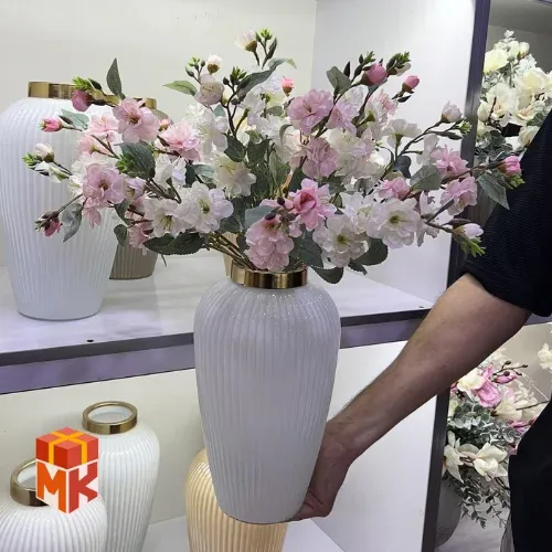 گلدان دکوراتیو شکوفه‌ های بهاری