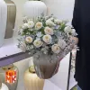 گلدان دکوراتیو با گل‌های رز مینیاتوری