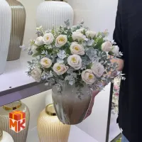 گلدان دکوراتیو با گل‌های رز مینیاتوری محصول مرتبط
