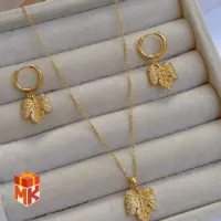 ست گردنبند و گوشواره برگ طلایی نگین‌نشان